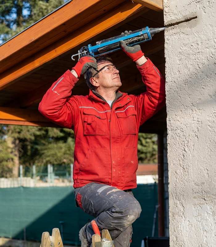 Mester építő munkás épület fal javításával.